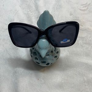 NWT Women Pacific edge polarized sunglasses black. Approx size 58